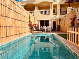 Western Townhouse with swimming pool、ラス・アル・ハイマのホテル