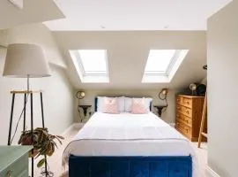 Private Comfortable Loft Apt in Superb Period Home