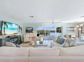 Beach Therapy, Gorgeous 3 Bedroom Beach House w Pool and Spa
