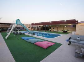 1001 nights , Wild farm Football, Jacuzzi, BBQ Sharjah, hotel in Ḩaşat al Bidīyah