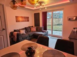 Jasmin's House, 2 bedroom, Private Parking