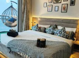 Hues Of Blues - River View - Luxury Studio Apartment