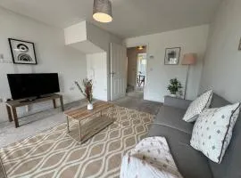 Bolehyde House, Sleeps 6, 3 Bedrooms, North Swindon location, Parking