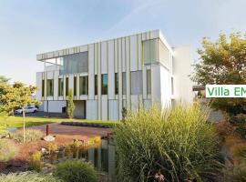 Luxus Design Ferienhaus Villa EMG Bensheim nah Frankfurt, Heidelberg mit Sauna, Schwimmteich, Garten für Familien und Gruppen bis 17 Personen, hotell i Bensheim