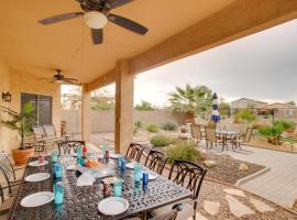 San Tan Mountain Escape with Patio and Pool Access!, hotel v destinaci Magma