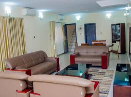 4 Bedroom all ensuite "Milk & Honey" Home in Adeniyi Jones Ikeja, hotel v destinaci Ikeja
