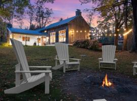 Modern Lux Cabin w Mtn Views and Fire Pit, hotel i Stratton