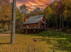 Cozy Villager Chalet w Mountain Views and Firepit, hotel i Dover