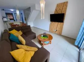 Seaside Two Bedroom Cosy Townhouse in Tourist Area