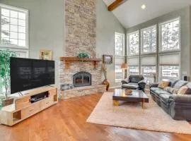 Mountain Views and Deck Spacious Eureka Getaway!