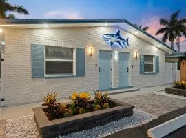 The Shark Tank Cocoa Beach - 2 Units, Walk to Beach, Shops & Bars, Ideal for Multiple Families