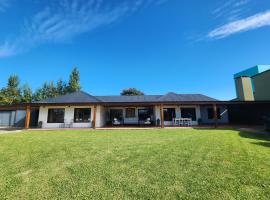 Casa Chalet de Campo Lujosa con pileta Cerca de termas、フェデラシオンのホテル