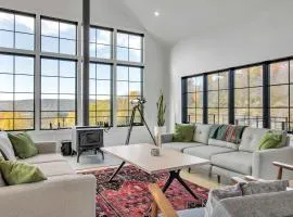 Magnificent Chalet Sweeping Views and Hot Tub