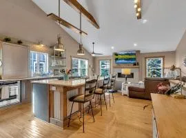 Luxurious 3-Bedroom Townhouse Walk to Village