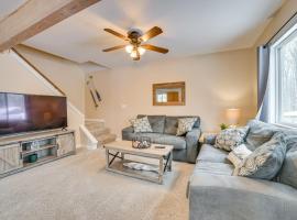 2 Blocks to Higgins Lake Family-Friendly Home, hotel v destinaci Roscommon