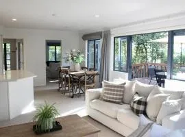 5-min walk to Village - Havelock North Holiday Home with Spa Pool
