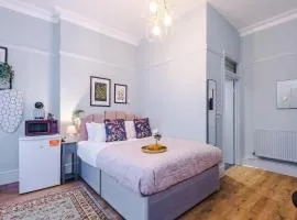 Victoria Park Studio 5 - Self Contained, Free Parking, Town Centre Gem, Free DisneyPlus & Netflix