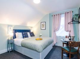 Victoria Park Studio 8 with Private Off-suite Shower Room down a flight of stairs from the main room, Free Parking, Free Netflix, Prime & DisneyPlus, hotel in Leamington Spa
