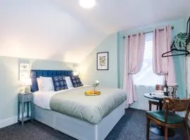 Victoria Park Studio 8 with Private Off-suite Shower Room down a flight of stairs from the main room, Free Parking, Free Netflix, Prime & DisneyPlus