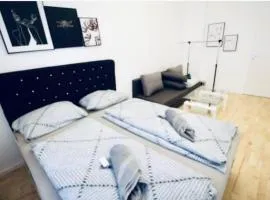 Budget & Friendly 3BR Shared Apt for 9, Near Augarten