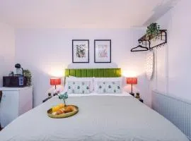 Victoria Park Studio 10 - Self Contained, 5 Mins Walk To Train Station & Town Centre, Free Parking