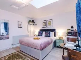 Victoria Park Studio 11 - Free Parking, WiFi, Near Town Centre, Free DisneyPlus, Prime & Netflix