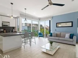 1 Br. w5th avenue view Steps from the beach