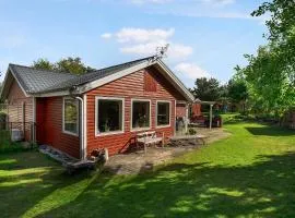 Bright Cottage 300 M From The Beach