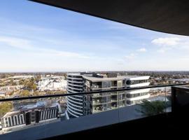 Modern 2BR Abode with Balcony View Gym Access, hotel in Glen Waverley
