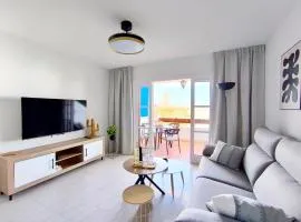 SUNLIT ISLE - heated pool, fibre net, Los Cristianos