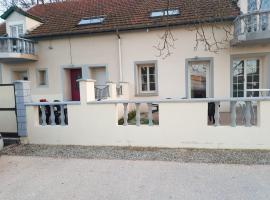 Logement à 5min de longvic、Fénayのホテル