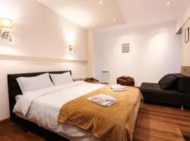 Apart Meidani - Stylish Old Town Apartment with Balcony & Synagogue View