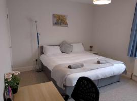 Double or twin room in town centre, hotel in East Grinstead