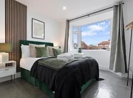 Beautiful Home, Free Parking For Large Groups Sleeps 10 Book Now!