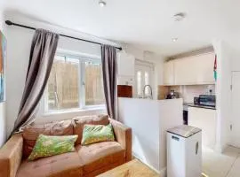 Spacious 1 Bed - near central London walking to Arnos Grove Tube, Alexandra Palace