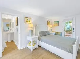 Private Patio, Walk to All, 2min- Siesta Keys Best Beach, 1min- Dining & Entertainment of Village!