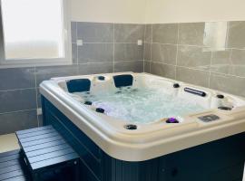 Jacuzzi privé 500m de la mer, hotel in Blainville-sur-Mer