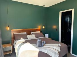 Mountain views private master bedroom, hotel i Lake Hāwea