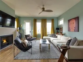 The Lyric - New Luxury Home, Rooftop with Firepit!
