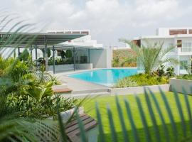 Accra Luxury Apartments at Loxwood, hotel com piscina em Acra