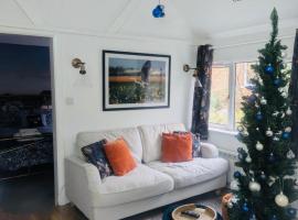 Cosy Pet-Friendly Norfolk Broads Retreat, hotel i Halvergate