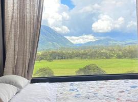 Caba&ntilde;a2 con hermosa vista al valle, casa de campo em Oxapampa