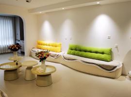 Super large 3 bedrooms near Datang Everlasting City: Chang'an şehrinde bir otel