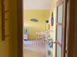 Acogedor apartamento con terraza, hotel em Cedeira