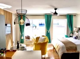 Yellow Couch Studio Apartment 1 KingBed