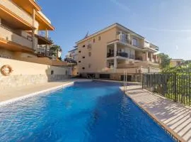 Luxury Apartment with Terrace Mountain Views Near Beach