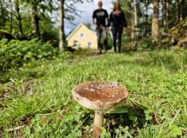 Gula huset i skogen- Skogsbruk & logi på Linderödsåsen, hotel v destinaci Kilhult