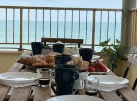 Beachfront, balcony, parking, private access Beach