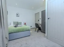 Modern 5-Bedroom House-Medway-Free Parking- Sleeps 10