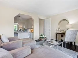 Hummingbird Haven Bed & Breakfast Luxury Suite With Terrace & Seasonal Lake Views Located in Historic Old Town Niagara-On-The-Lake